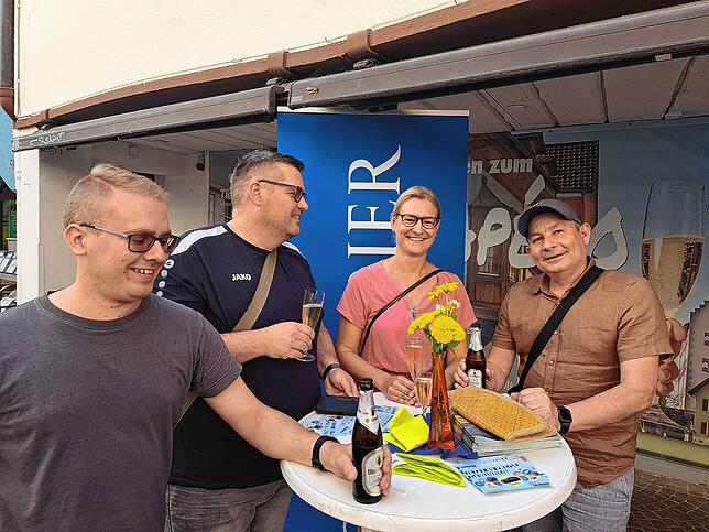 Bild 6: Gute Gespräche und Erfrischendes: SÜDKURIER bewirtet beim Städtle-Apéro in Tiengen