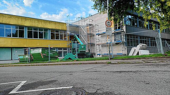 Die Brandschutzsanierung der Grundschule Dettingen und der Kapitän-Romer-Halle ist in den Sommerferien in vollem Gange.