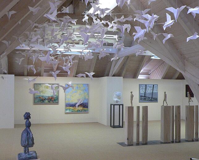 Hans-Thoma-Kunstmuseum in Bernau Blick in den Ausstellungsraum im Hans-Thoma Museum in Bernau. Vorne sind Installationen von Janina Flösser, hinten an der Wand Bilder ...