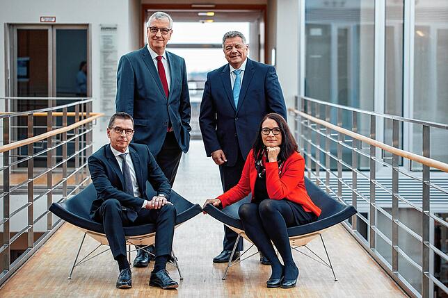 Die Konzerngeschäftsführung der Zeppelin GmbH: Peter Gerstmann (hi. li.), Michael Heidemann (hi. re.), Christian Dummler (vo. li.) und ...