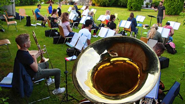 Treffen der Jugendkapelle zur ersten Probenstunde im privaten Garten in Überlingen-Bambergen.