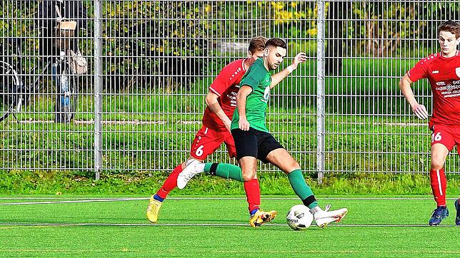 Fleißiger Antreiber: Romano Males (Mitte, gegen Timon Baumgärtner) traf doppelt für den SV Herten und bereitete den Ausgleich zum 3:3 ...