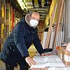 Michael Hanke, der Geschäftsführer des Stockacher Krankenhauses an den Plänen für den Innenausbau im Obergeschoss des neuen ...