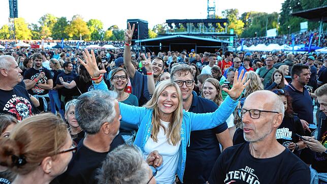 Bild 30: Die Toten Hosen geben sich in Konstanz die Ehre. Fotos aus dem ausverkauften Stadion