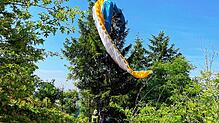 Die Feuerwehr muss am Sonntag, 18. Juni, einen 41-jährigen Gleitschirmflieger aus einen Baum auf dem Fürstenberg retten.