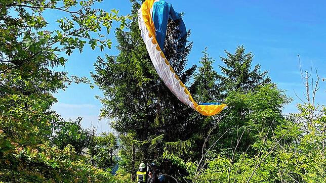 Die Feuerwehr muss am Sonntag, 18. Juni, einen 41-jährigen Gleitschirmflieger aus einen Baum auf dem Fürstenberg retten.
