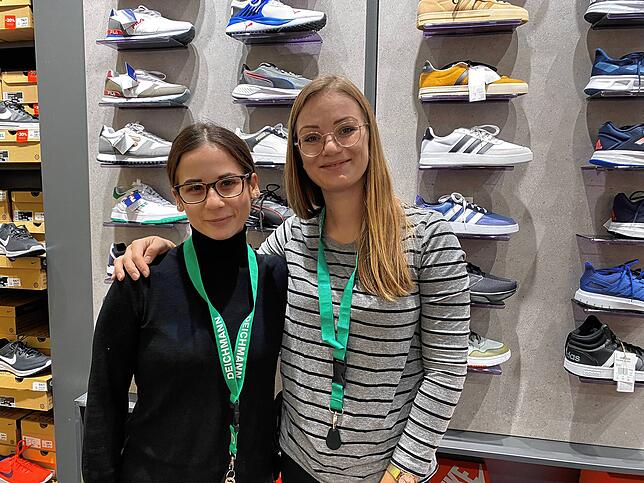 Die stellvertretende Filialleiterin von Deichmann, Alina Eckermann (rechts) und Mitarbeiterin Tatjana Barkova sind begeistert, dass ...