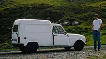 Martin Gruner 1989 mit seinem Renault auf der spanischen Seite der Pyrenäen in der Nähe des Col du Portalet.