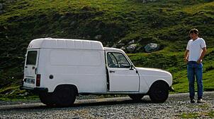 Martin Gruner 1989 mit seinem Renault auf der spanischen Seite der Pyrenäen in der Nähe des Col du Portalet.