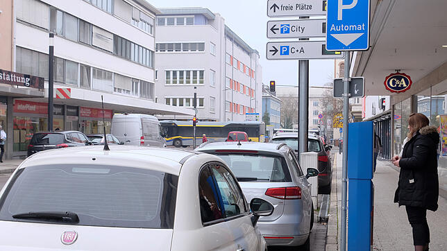 Bisher konnte an Singens Parkscheinautomaten mit Bankkarte oder Münzgeld bezahlt werden, seit dem Jahreswechsel ist die Bezahlung mit ...