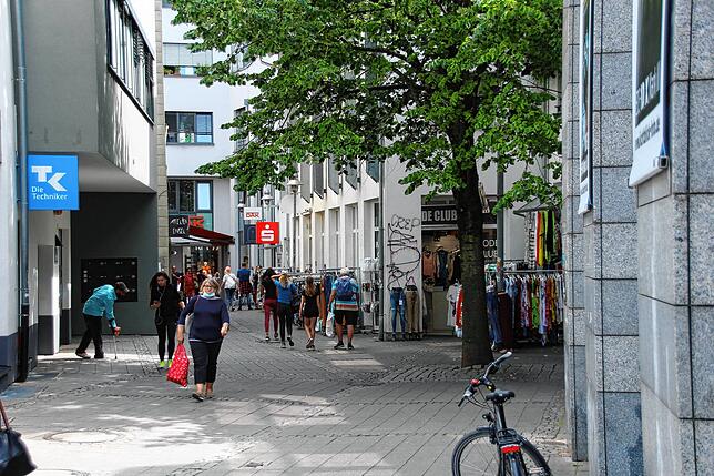 In der Oberen Augustinergasse humpelt ein Bettler direkt auf die Passanten zu und hält ihnen einen Becher vors Gesicht. Diese aggressive ...