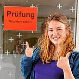 Die 19-jährige Noem von der Konstanzer Gemeinschaftsschule Gebhard ist erleichtert: Sie hat die erste schriftliche Abiturprüfung gerade ...