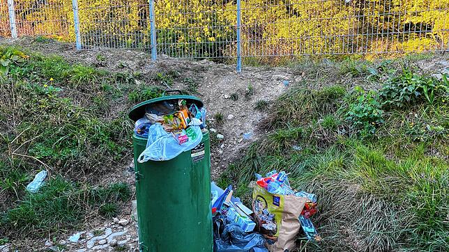 Dreimal wöchentlich werden die Mülleimer auf den Parkplätzen geleert. Das reicht bei Weitem nicht aus, ebenfalls sind die Grünflächen um ...