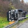 Nachdem ihm eine Mercedes-Fahrerin ins Heck gefahren ist, kippt dieser Lastwagen auf der Autobahn 81 zwischen den Anschlussstellen ...