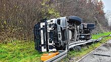 Nachdem ihm eine Mercedes-Fahrerin ins Heck gefahren ist, kippt dieser Lastwagen auf der Autobahn 81 zwischen den Anschlussstellen ...