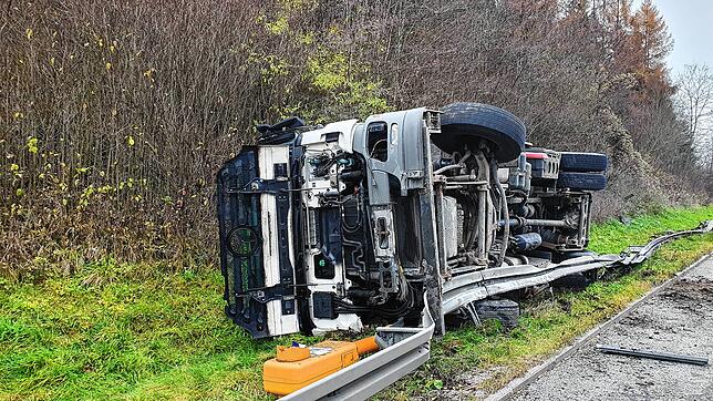 Nachdem ihm eine Mercedes-Fahrerin ins Heck gefahren ist, kippt dieser Lastwagen auf der Autobahn 81 zwischen den Anschlussstellen ...