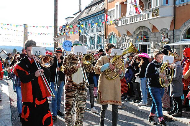 Bild 26: Kinderumzug und Setzen des Kindernarrenbaums in Stockach (Teil 1)