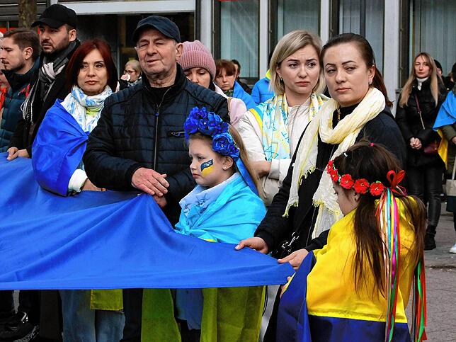 Ukrainische Mitbürger gedenken der Opfer in ihrer Heimat.