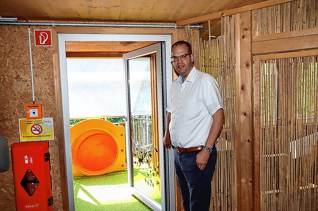 Bürgermeister Andreas Braun zeigt die Rutsche, die bislang als Fluchtweg aus dem Obergeschoss diente. Sie führte allerdings nicht nach ...