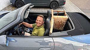 Nach drei Jahren kam dieser Stuhl des Stockacher Narrengerichts zu seinem neuen Besitzer Gregor Bantle. Mit seinem Cabrio holte er den ...