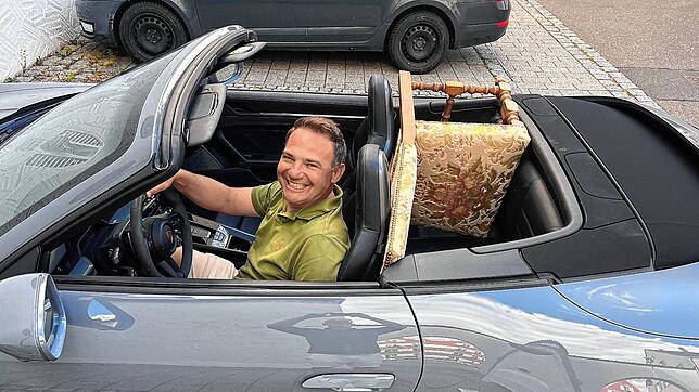 Nach drei Jahren kam dieser Stuhl des Stockacher Narrengerichts zu seinem neuen Besitzer Gregor Bantle. Mit seinem Cabrio holte er den ...