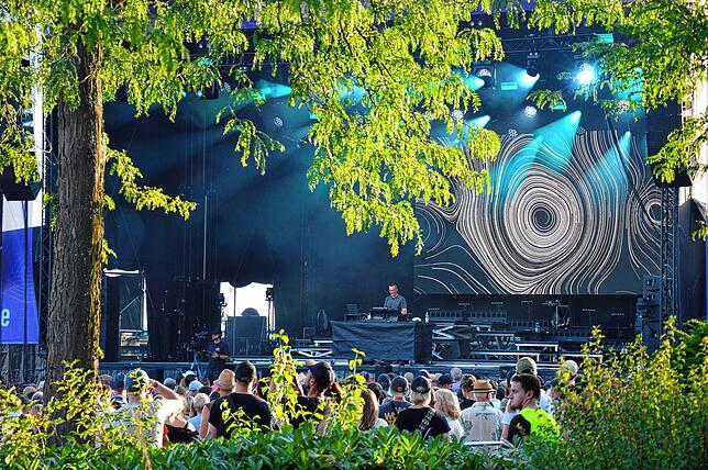 Bild 15: Feiern mit Cari Cari, Fritz Kalkbrenner und Meute: Bilder vom ersten FN:POP-Abend