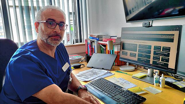 Professor Bernhard Kumle, Direktor der Klinik für Akut- und Notfallmedizin, zeigt, wie über ein Alarmierungssystem am Computer ein Teil- ...
