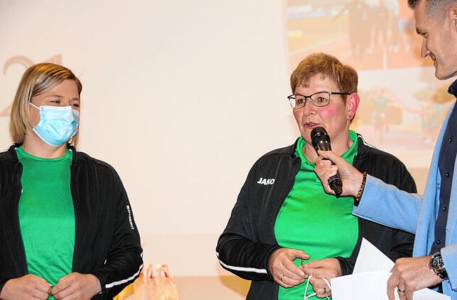 Die geehrten Karin Schmid (links) und Andrea Höge von der Leichtathletikabteilung des TSV Aach-Linz im Interview mit Moderator Jens ...