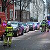 Die Feuerwehr ist in der Warenburgstraße im Einsatz, um die Luft im Keller auf mögliche gefährliche Stoffe zu untersuchen.