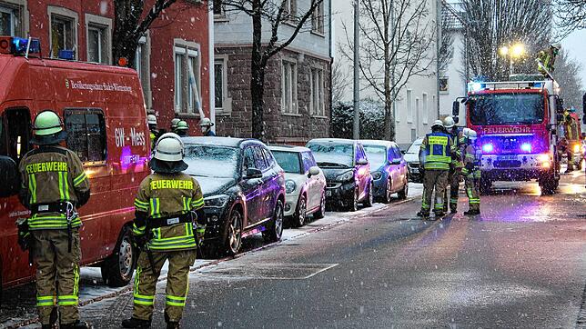 Die Feuerwehr ist in der Warenburgstraße im Einsatz, um die Luft im Keller auf mögliche gefährliche Stoffe zu untersuchen.