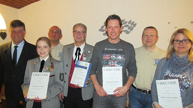 Die Geehrten: (vorne, von links) Pia Futterer (zehn Jahre Bronze), Thomas Klotzbach (40 Jahre Gold mit Diamant), Kai Erbe (zehn Jahre ...