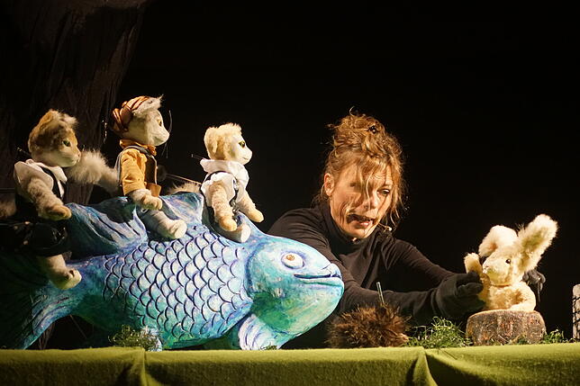 Die Katzenkinder Salome, Tom und Lotte haben Besuch von Igel und Hase. Im Figurentheaterstück „Pfoten weg!“ von Irmi Wette ...