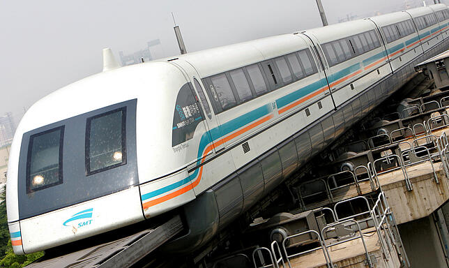 Ein Transrapid fährt in die Station Longyang in Shanghai ein. Mit einer ähnlichen Technik hat man sich am Technischen Gymnasium in ...
