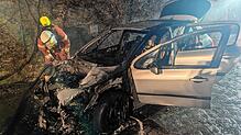 Von diesem Auto ist nicht mehr viel übrig: Zu einem Fahrzeugbrand ist es am Sonntagabend in der Engener Altstadt gekommen.
