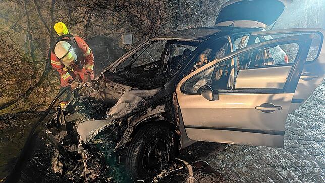 Von diesem Auto ist nicht mehr viel übrig: Zu einem Fahrzeugbrand ist es am Sonntagabend in der Engener Altstadt gekommen.