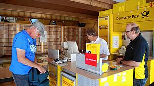 Bald ein Bild der Vergangenheit. Ein zufriedener Postkunde in Grießen. Die Filiale muss zum 1. September offiziell schließen, vermutlich ...