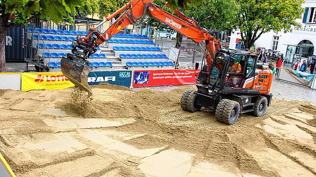 Für ein sicheres Sporterlebnis muss der Sand auf dem Spielfeld zwischen 30 und 35 Zentimeter dick verteilt werden.