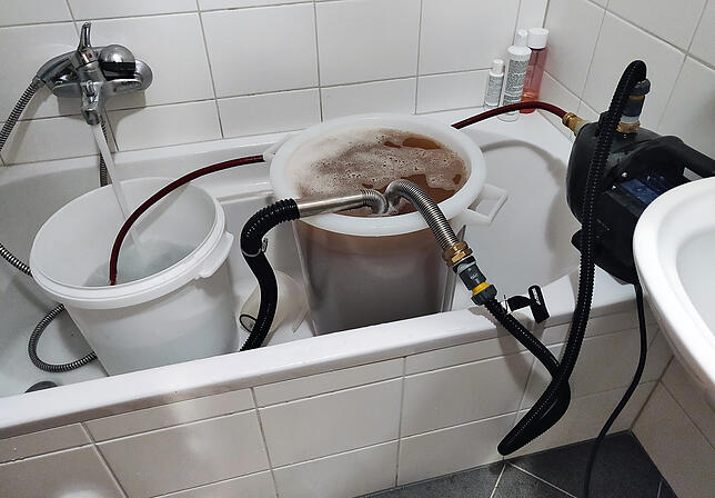 Der Eigenbau-Würzekühler kühlt das heiße Jungbier schnell ab. Bild: Lukas Kromer