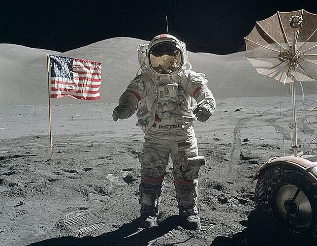 Eugene Cernan neben dem Mond-Rover. Er ermöglichte den Astronauten längere Ausflüge auf dem Mond. Gut sichtbar ist an Cernans linkem ...