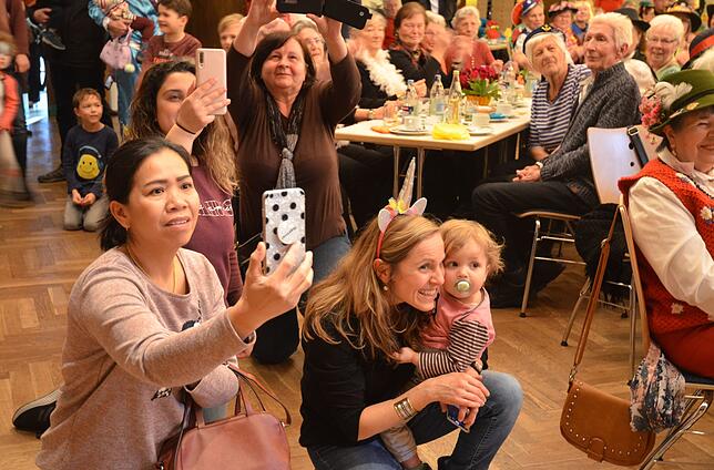 Bild 9: Bilder von der bunten Fasnacht für Senioren in der Stadthalle