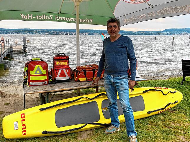 Cengiz Aktas, der Pächter des Ost- und Westbads Überlingen, vor seinem eigenen Equipment. Mit den Live-Boards und den Rettungsrucksäcken ...