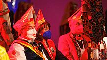 50 Gäste waren bei der Aufzeichnung der Fernsehfasnacht 2022 im Konzil dabei, hier (von links) der ehemalige Landrat Frank Hämmerle, ...