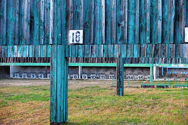 Links die 50-Meter-Bahn, rechts und weit entfernt die 100 Meter.