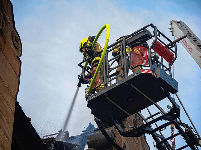 Bild 6: Die dritte Nacht des Konstanzer Großbrands: Immer wieder muss die Feuerwehr ran