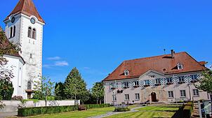 Der wunderschöne Rathausplatz in Herdwangen, flankiert von der Kirche.