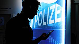Die Polizei und andere Sicherheitsbehörden haben den digitalen Raum im Auge. Doch es fehlen Mittel, um diesen zu überwachen und reale ...