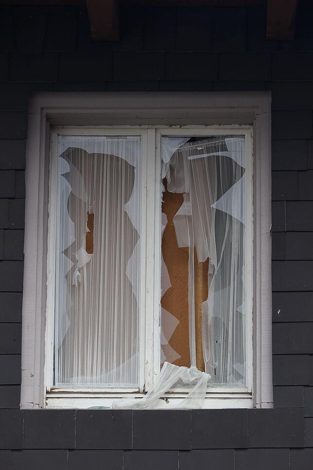 Auch im ersten Obergeschoss sind Fensterscheiben eingeschlagen.