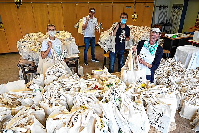 Bild 1: Seehasenfest muss ausfallen, trotzdem packen fleißige Helfer den Hasenklee für die Erstklässler