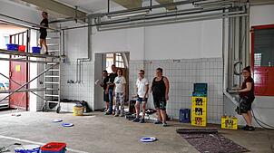 Mit Pinsel und Farbe renoviert die DRK-Bereitschaft Immendingen die Fahrzeughalle im früheren Feuerwehrhaus, ehe dort in Zukunft die ...