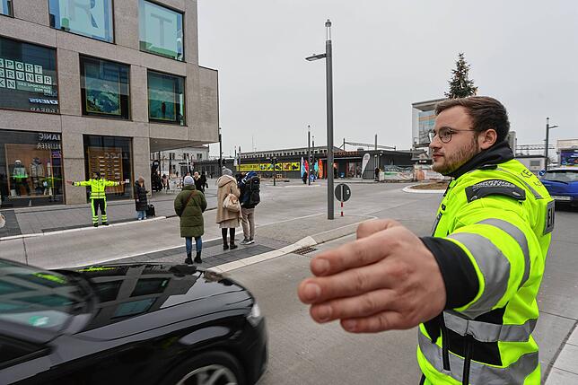 (Archivbild) Einsatzleiter Lars Baron (rechts) und Tim Mart regeln den Verkehr vor dem Lago in Konstanz.